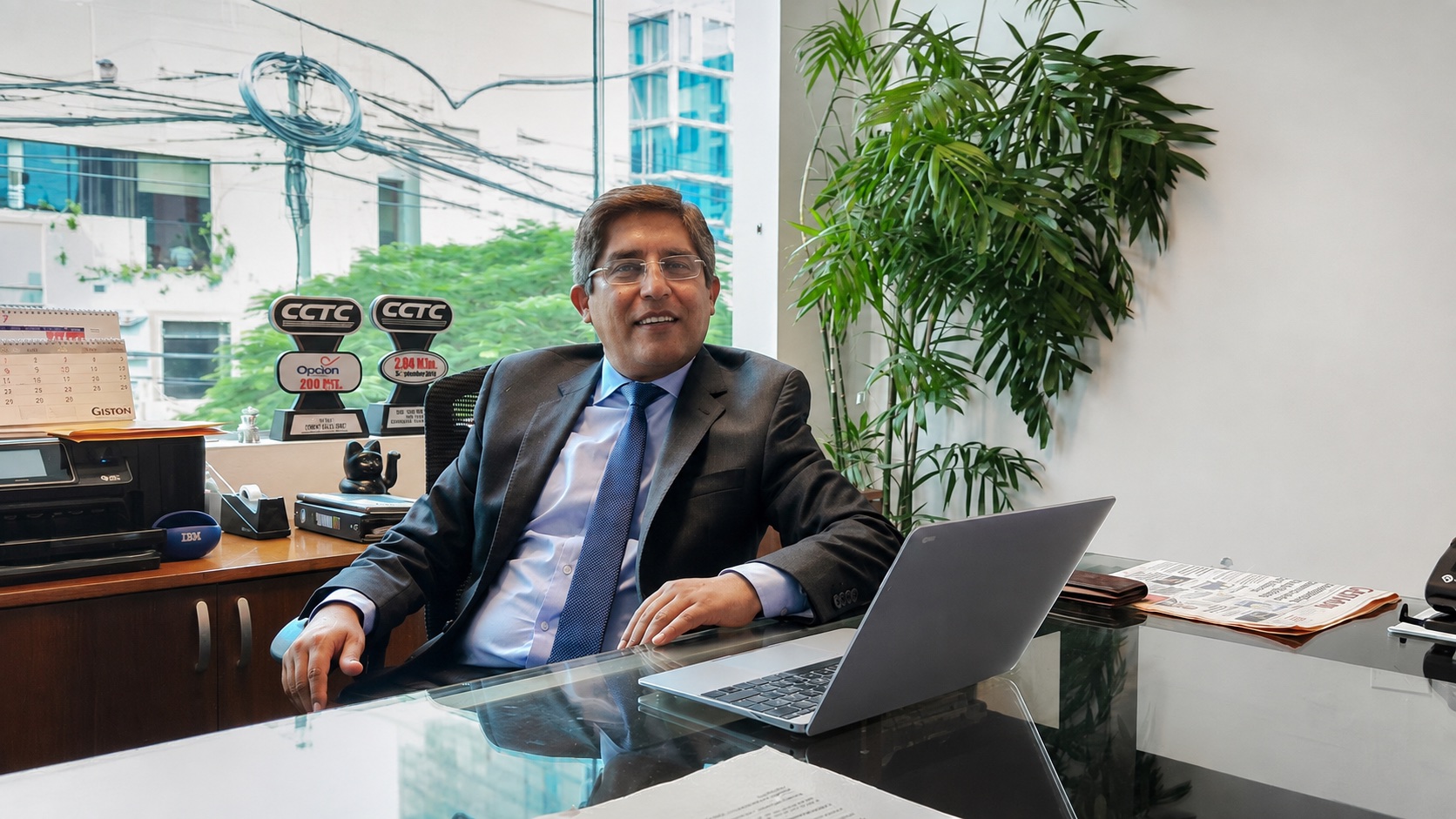 Carlos Emilio Espinoza Alvarado en su oficina